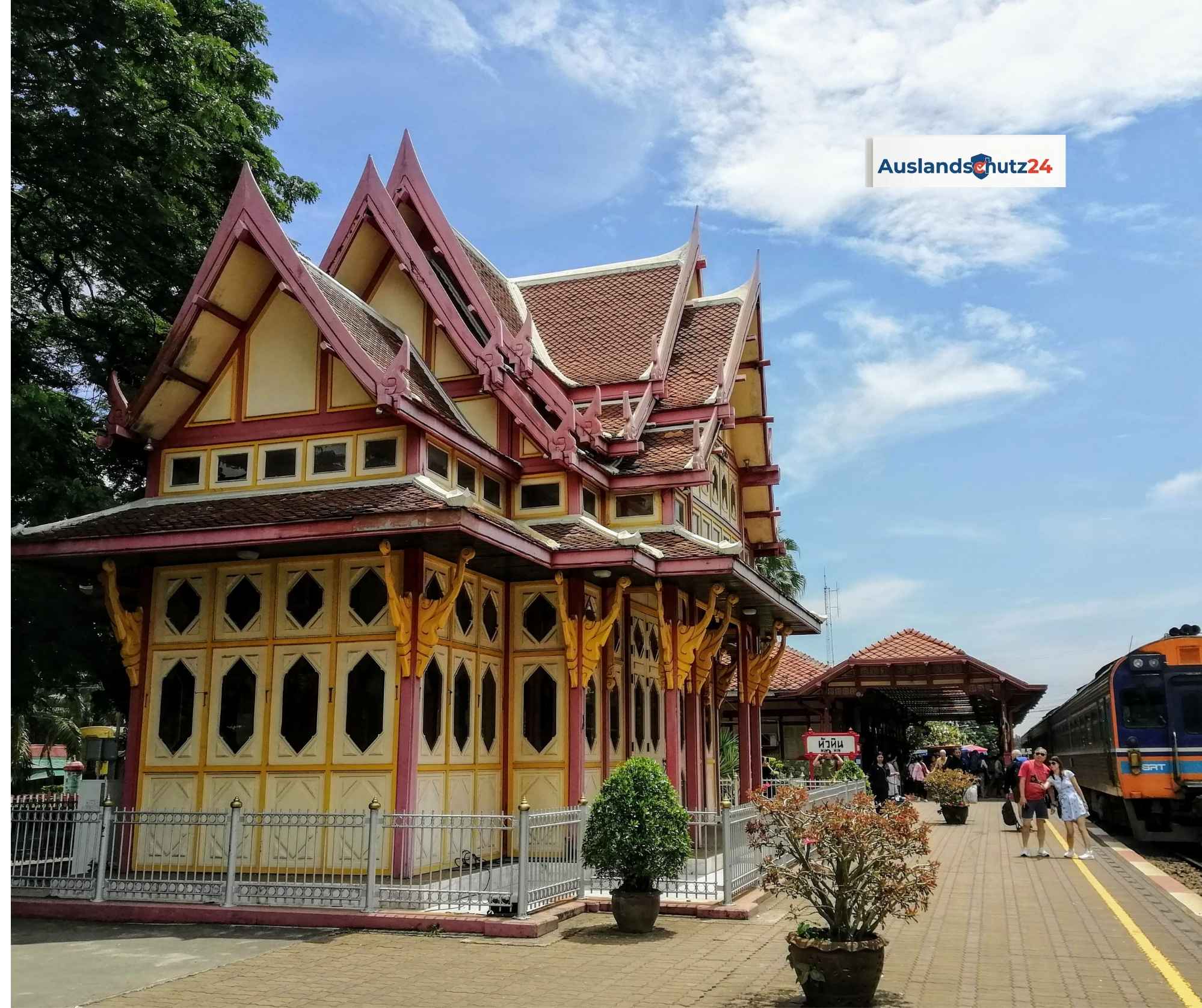 Hua Hin Railway Station - Ikonisches gelbes Bahnhofsgebäude in traditioneller thailändischer Architektur, Wahrzeichen der Stadt